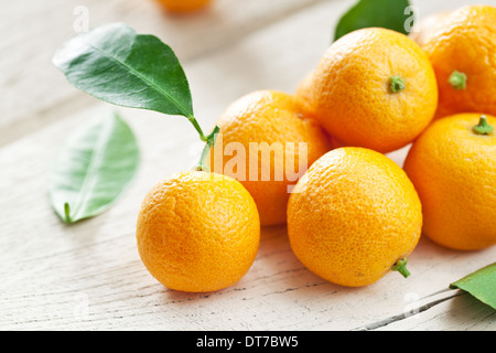 Mandarinen auf einem alten Holztisch. Stockfoto