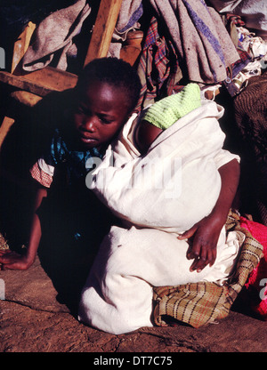 Kind mit Geschwister Vertriebenen Camp in Eldoret, Rift Valley, Kenia Stockfoto