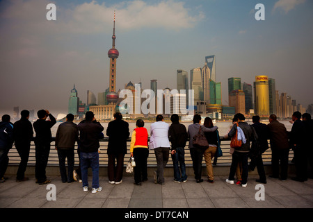 Menschen Skyline von Pudong Oriental Pearl Tower betrachtet das Shanghai World Financial Center Jin Mao Tower aus über den Huangpu-Fluss Stockfoto