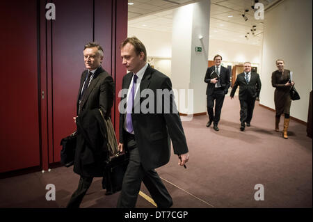 Brüssel, Bxl, Belgien. 11. Februar 2014. Piotr Serafin (2L), polnische Staatssekretär im Ministerium für auswärtige Angelegenheiten kommt für allgemeine Angelegenheit Rat European Affairs Minister am Sitz des Europäischen Rates in Brüssel, Belgien auf 11.02.2014, die Minister eine Entscheidung über die Genehmigung für das Inverkehrbringen für Zwecke der Anbau von gentechnisch verändertem Mais 1507 treffen. Bildnachweis: ZUMA Press, Inc./Alamy Live-Nachrichten Stockfoto