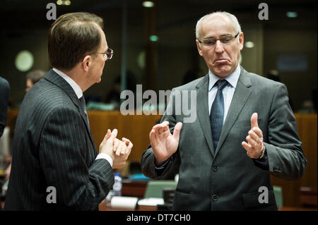 Brüssel, Bxl, Belgien. 11. Februar 2014. Slowenische Staatssekretär Igor seitens (L) und Französisch European Affairs Minister Thierry Repentin während der allgemeinen Angelegenheit Rat European Affairs Minister am Sitz des Europäischen Rates in Brüssel, Belgien auf 11.02.2014 nehmen die Minister eine Entscheidung über die Genehmigung für das Inverkehrbringen für Zwecke der Anbau von gentechnisch verändertem Mais 1507. Bildnachweis: ZUMA Press, Inc./Alamy Live-Nachrichten Stockfoto