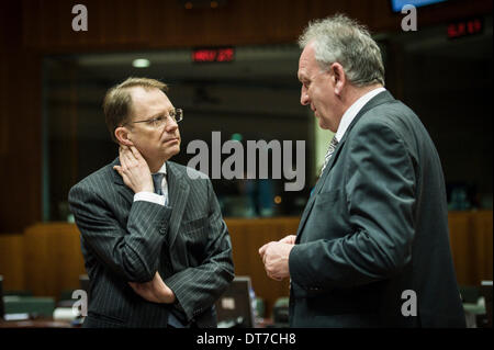 Brüssel, Bxl, Belgien. 11. Februar 2014. Slowenische Staatssekretär Igor seitens (L) spricht mit slowenischen Botschafters während allgemeine Angelegenheit Rat European Affairs Minister am Sitz des Europäischen Rates in Brüssel, Belgien auf 11.02.2014, die Minister eine Entscheidung über die Genehmigung für das Inverkehrbringen für Zwecke der Anbau von gentechnisch verändertem Mais 1507 treffen. Bildnachweis: ZUMA Press, Inc./Alamy Live-Nachrichten Stockfoto