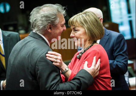 Brüssel, Bxl, Belgien. 11. Februar 2014. Kroatische Vize-Premierminister Vesna Pusic (R) und der luxemburgische Außenminister Jean Asselborn während allgemeine Angelegenheit Rat European Affairs Minister am Sitz des Europäischen Rates in Brüssel, Belgien auf 11.02.2014, die Minister eine Entscheidung über die Genehmigung für das Inverkehrbringen für Zwecke der Anbau von gentechnisch verändertem Mais 1507 treffen. Bildnachweis: ZUMA Press, Inc./Alamy Live-Nachrichten Stockfoto