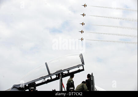 Singapur. 11. Februar 2014. Kämpfer der Korean Air Force "Schwarzen Adler" führen während der Singapore Airshow auf Singapurs Changi Messegelände, 11. Februar 2014 statt. Die 6-Tage Singapore Airshow hier geöffnet Dienstag. Bildnachweis: Dann Chih Wey/Xinhua/Alamy Live News Stockfoto