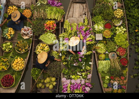 Luftaufnahme von einem schwimmenden Markt Kanal in Bangkok lokale Boote beladen mit frischen Lebensmitteln ankern dicht beieinander Bangkok Thailand Stockfoto