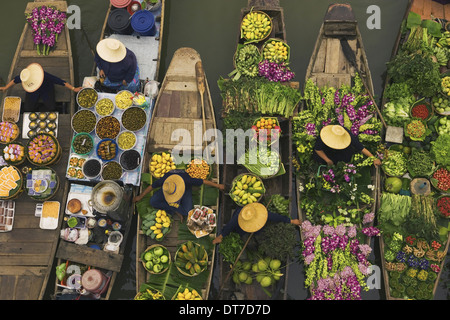 Luftaufnahme von einem schwimmenden Markt Kanal in Bangkok lokale Boote beladen mit frischen Lebensmitteln ankern dicht beieinander Bangkok Thailand Stockfoto