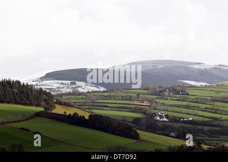 Aberystwyth, Wales, UK. 11. Februar 2014. -Schwere winterliche Duschen bringen Schnee auf den Gipfeln der Cambrian Mountains in der Nähe von Aberystwyth, Wales, UK. 11. Februar 2014. 11. Februar 2014. Bildnachweis: John Gilbey/Alamy Live News. Stockfoto