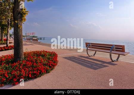 Picteresque Blick von der Promenade von Bardolino am Gardasee Stockfoto