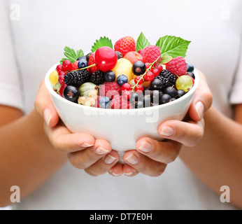 Auflistung der Garten Beeren in Händen des Mädchens. Stockfoto