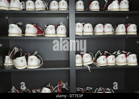 Paare von Bowlingschuhe angeordnet in Regalen an der Wand in einer Bowlingbahn Lago Vista Texas USA Stockfoto