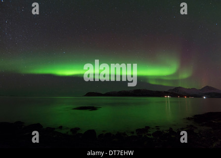 Aurora Borealis reflektieren das Wasser am Sommaroy in der Nähe von Tromsø in Norwegen Stockfoto