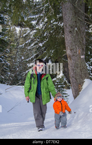 Vater und Sohn im Schnee. Stockfoto