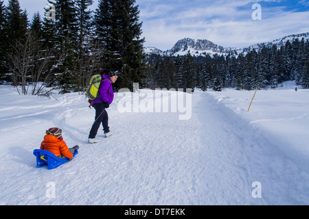 Vater und Sohn im Schnee. Stockfoto