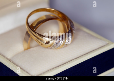 Paar gold Trauringe Stockfoto