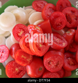 Tomatenscheiben und Zwiebeln Stockfoto