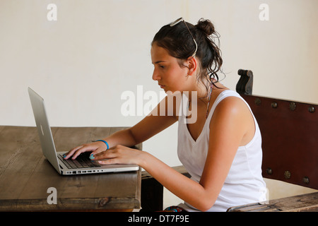 Teenager mit einem laptop Stockfoto