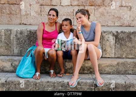 Touristen außerhalb der Mezquita in Córdoba, Andalusien Stockfoto