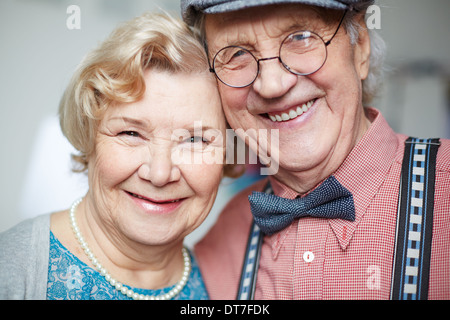 Porträt von älteres Paar in intelligente Kleidung, Blick in die Kamera Stockfoto
