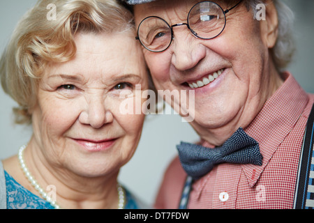 Porträt von älteres Paar in intelligente Kleidung, Blick in die Kamera Stockfoto