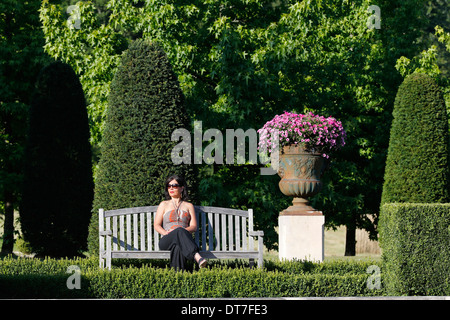 Frau im Garten. Stockfoto
