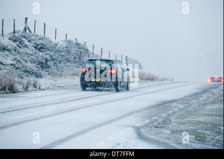 Mynydd Epynt Hochland, Powys, Wales, UK. 11. Februar 2014. Starker Wind und Regen wandte sich an einen Schneesturm am frühen Morgen in Mid Wales. Autofahrer waren durch die plötzliche Änderung des Wetters B4520 Brecon unterwegs zwischen Builth Wells und Brecon überrumpelt. Bildnachweis: Graham M. Lawrence/Alamy Live-Nachrichten. Stockfoto