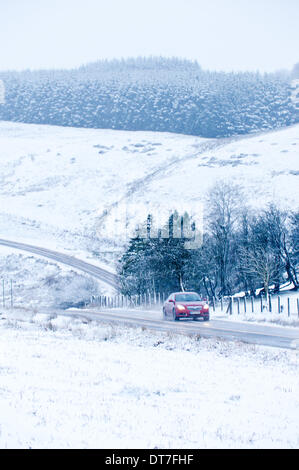 Mynydd Epynt Hochland, Powys, Wales, UK. 11. Februar 2014. Starker Wind und Regen wandte sich an einen Schneesturm am frühen Morgen in Mid Wales. Autofahrer waren durch die plötzliche Änderung des Wetters B4520 Brecon unterwegs zwischen Builth Wells und Brecon überrumpelt. Bildnachweis: Graham M. Lawrence/Alamy Live-Nachrichten. Stockfoto