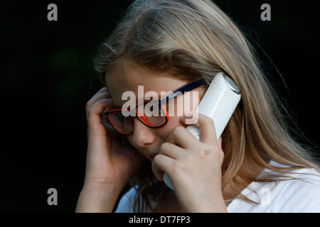 Mädchen mit einem Telefon. Stockfoto