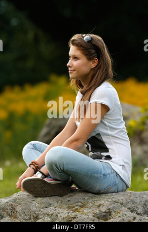 Junges Mädchen auf einem Stein Standortwahl. Stockfoto