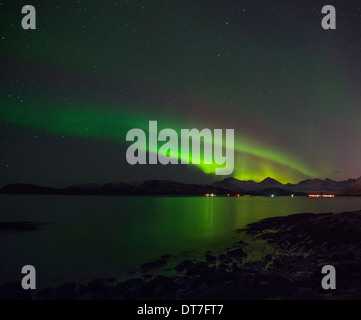 Aurora Borealis reflektieren das Wasser am Sommaroy in der Nähe von Tromsø in Norwegen Stockfoto