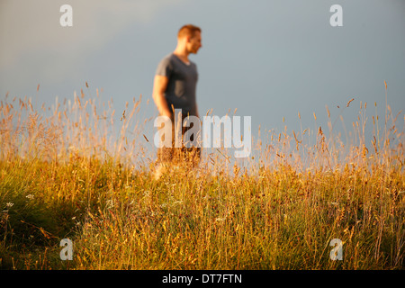 Mann allein zu Fuß. Stockfoto