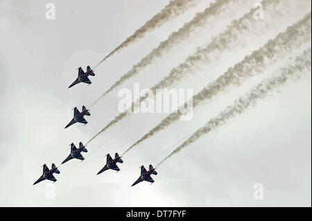 Singapur. 11. Februar 2014. Kämpfer der Singapore Air Force "Black Knights" führen während der Singapore Airshow auf Singapurs Changi Messegelände, 11. Februar 2014 statt. Die 6-Tage Singapore Airshow hier geöffnet Dienstag. Bildnachweis: Dann Chih Wey/Xinhua/Alamy Live News Stockfoto