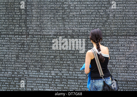 Eine junge Dame untersucht das NYPD Memorial Wall in New York City, New York, USA. Stockfoto