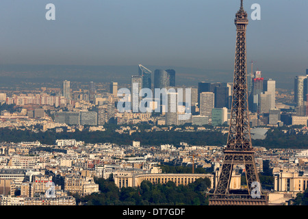 Paris-Stadt. Der Eiffelturm mit den Wolkenkratzern von La Défense im Hintergrund. Stockfoto