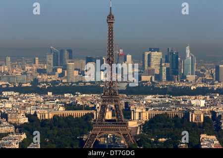 Paris-Stadt. Der Eiffelturm mit den Wolkenkratzern von La Défense im Hintergrund. Stockfoto