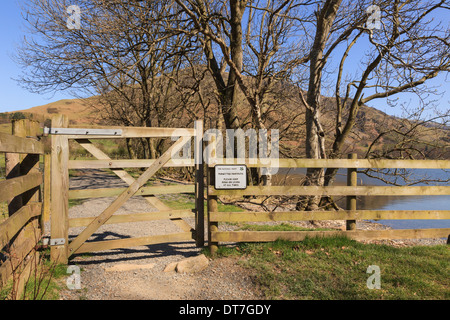 Tor mit Zeichen für nichtöffentliche erlaubt Fußweg rund um Lake Buttermere in Lake District National Park Cumbria England UK Großbritannien Stockfoto