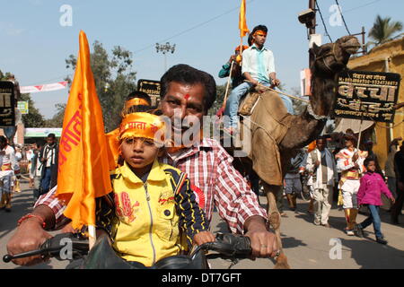 Südlichen Gandhi Maidan, Patna, Bihar, Indien, 11. Februar 2014. Tier beteiligt sich auf Kalas Yatra Prozession, eine unbekannte und weniger Volksfest der Patna hinduistische fromme Frauen schmücken sich und tragen Sie Ganges Wasser zu einem Tempel befindet sich am Devi Talab 'Pranpratistha' zu tun. Bildnachweis: Rupa Ghosh/Alamy Live-Nachrichten. Stockfoto