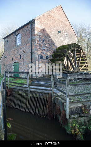 Das Wasserrad der Cheddleton Flint Mill Cheddleton Staffordshire England Großbritannien Stockfoto