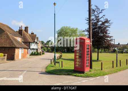 Traditionelle alte rote Telefonzelle und telegraphenmast auf einem Dorfplatz in Marsh Tal. Chartham, Kent, England, UK, Großbritannien Stockfoto