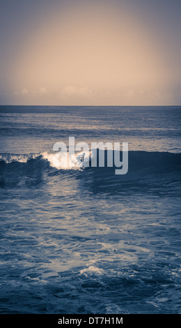 Ein Surfer auf den großen Wellen vor der Küste von Hawaii Stockfoto