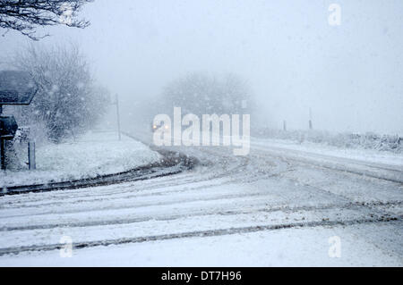 Peak District, Derbyshire, UK. 11. Februar 2014. Schneestürme und Starkregen fegen über den Peak District. Fahrbedingungen gefährlich machen. Weitere ist schwere Schneevorhersage für später an diesem Abend. Bildnachweis: Ian Francis/Alamy Live-Nachrichten Stockfoto