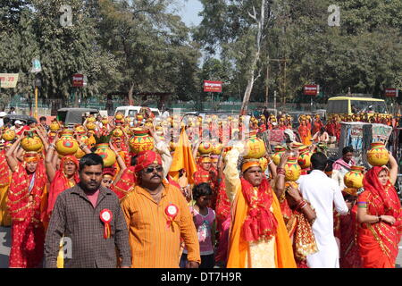 Südlichen Gandhi Maidan, Patna, Bihar, Indien, 11. Februar 2014. Kalas Yatra Prozession, eine unbekannte und weniger populären Hindu religiöse Fest der Patna Frauen schmücken sich und tragen Sie Ganges Wasser zu einem Tempel befindet sich am Devi Talab 'Pranpratistha' zu tun. Bildnachweis: Rupa Ghosh/Alamy Live-Nachrichten. Stockfoto