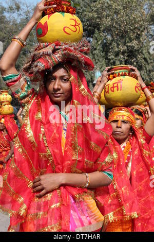 Südlichen Gandhi Maidan, Patna, Bihar, Indien, 11. Februar 2014. Kalas Yatra Prozession, eine unbekannte und weniger populären Hindu religiöse Fest der Patna Frauen schmücken sich und tragen Sie Ganges Wasser zu einem Tempel befindet sich am Devi Talab 'Pranpratistha' zu tun. Bildnachweis: Rupa Ghosh/Alamy Live-Nachrichten. Stockfoto
