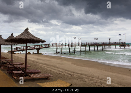 MARBELLA COSTA DEL SOL STÜRMISCHER SEE WINDE UND REGENWOLKEN ÜBER EINEM PIER IM DEZEMBER Stockfoto