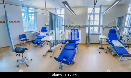 Leere Stühle in einem Krankenzimmer für Chemotherapie-Behandlungen verwendet. Landspitalinn Krankenhaus in Reykjavik, Island Stockfoto