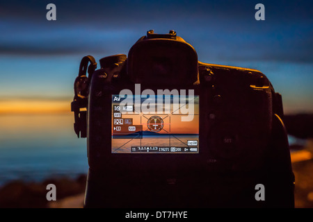 DSLR-Kamera mit Sonnenuntergang Bild auf dem Bildschirm zurück. Canon EOS 5D Mark III. Stockfoto