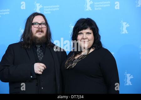 Berlin, Deutschland. 10. Februar 2014. Directors Jane Pollard (R) und Iain Forsyth stellen während der Fototermin für "20.000 Tage auf der Erde" auf der 64. Internationalen Filmfestspiele Berlin aka Berlinale im Berlinale-Palast in Berlin, Deutschland, am 10. Februar 2014. Der Film ist in der Sektion Panorama der Berlinale präsentiert, die vom 06. bis 16. Februar 2014 läuft. Foto: Hubert Boesl - Achtung! KEIN Kabel-SERVICE - © Dpa picture-Alliance/Alamy Live News Stockfoto