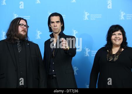 Berlin, Deutschland. 10. Februar 2014. Musiker Nick Cave und Direktoren, Jane Pollard (R) und Iain Forsyth (L) darstellen während der Fototermin für "20.000 Tage auf der Erde" auf der 64. Internationalen Filmfestspiele Berlin aka Berlinale im Berlinale-Palast in Berlin, Deutschland, am 10. Februar 2014. Der Film ist in der Sektion Panorama der Berlinale präsentiert, die vom 06. bis 16. Februar 2014 läuft. Foto: Hubert Boesl - Achtung! KEIN Kabel-SERVICE - © Dpa picture-Alliance/Alamy Live News Stockfoto