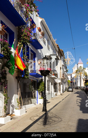 Altstadt von MARBELLA und Straße zur GEFLIESTEN Kirche Klause des Heiligen Christus der wahre Kreuz zur Weihnachtszeit Stockfoto