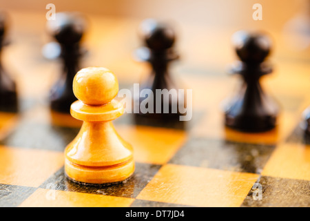 Schach-Bauern stehen auf alte Vintage Schachbrett Stockfoto