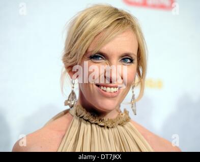 Australische Schauspielerin Toni Collette kommt für den Empfang von "The Long Way Down" auf der 64. Internationalen Filmfestspiele Berlin in Berlin, Deutschland, am 10. Februar 2014. Der Film ist im Abschnitt "Berlinale Special Gala" der Berlinale präsentiert, die vom 06. bis 16. Februar 2014 läuft. Foto: Britta Pedersen/dpa Stockfoto